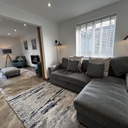 Stylish Modern Home With Parking Enclosed Garden Holyhead Kültér fotó