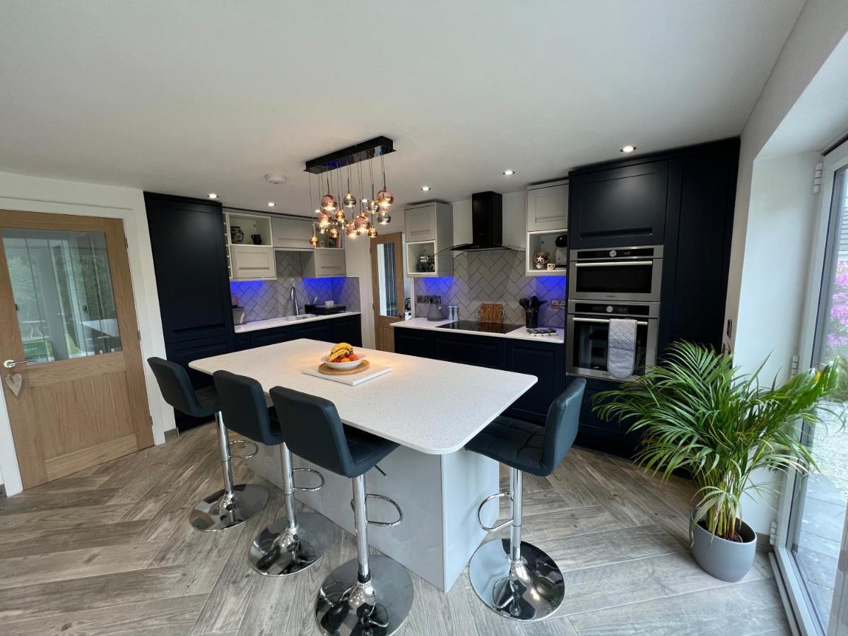 Stylish Modern Home With Parking Enclosed Garden Holyhead Kültér fotó