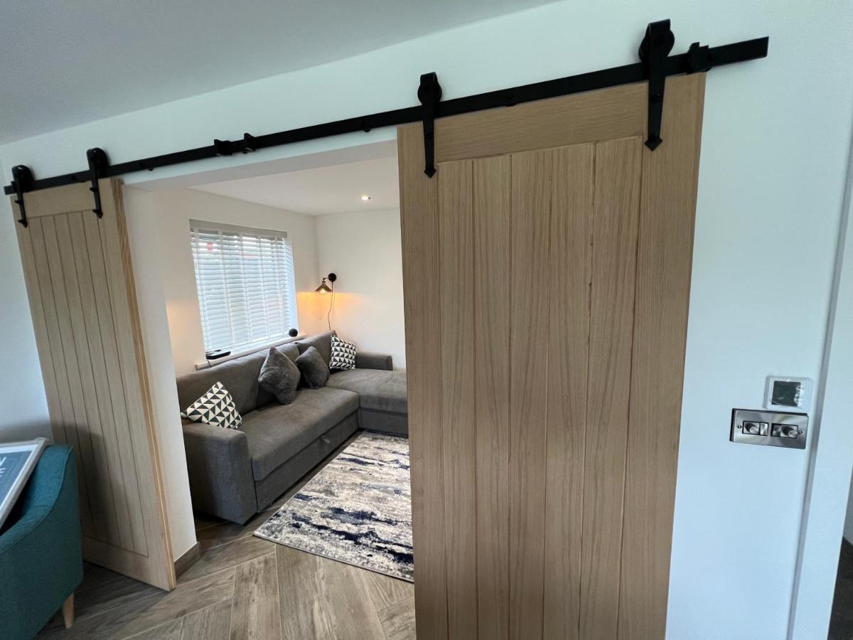 Stylish Modern Home With Parking Enclosed Garden Holyhead Kültér fotó