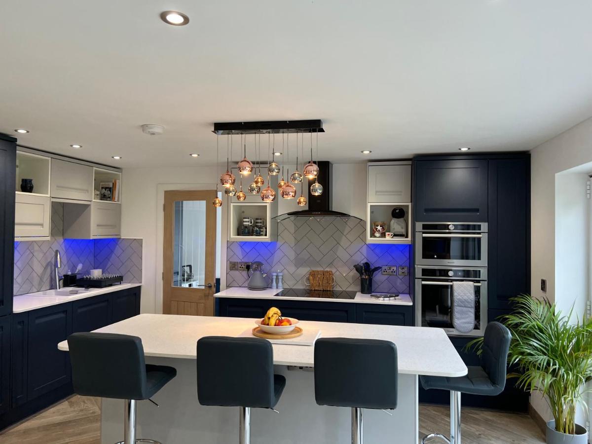 Stylish Modern Home With Parking Enclosed Garden Holyhead Kültér fotó