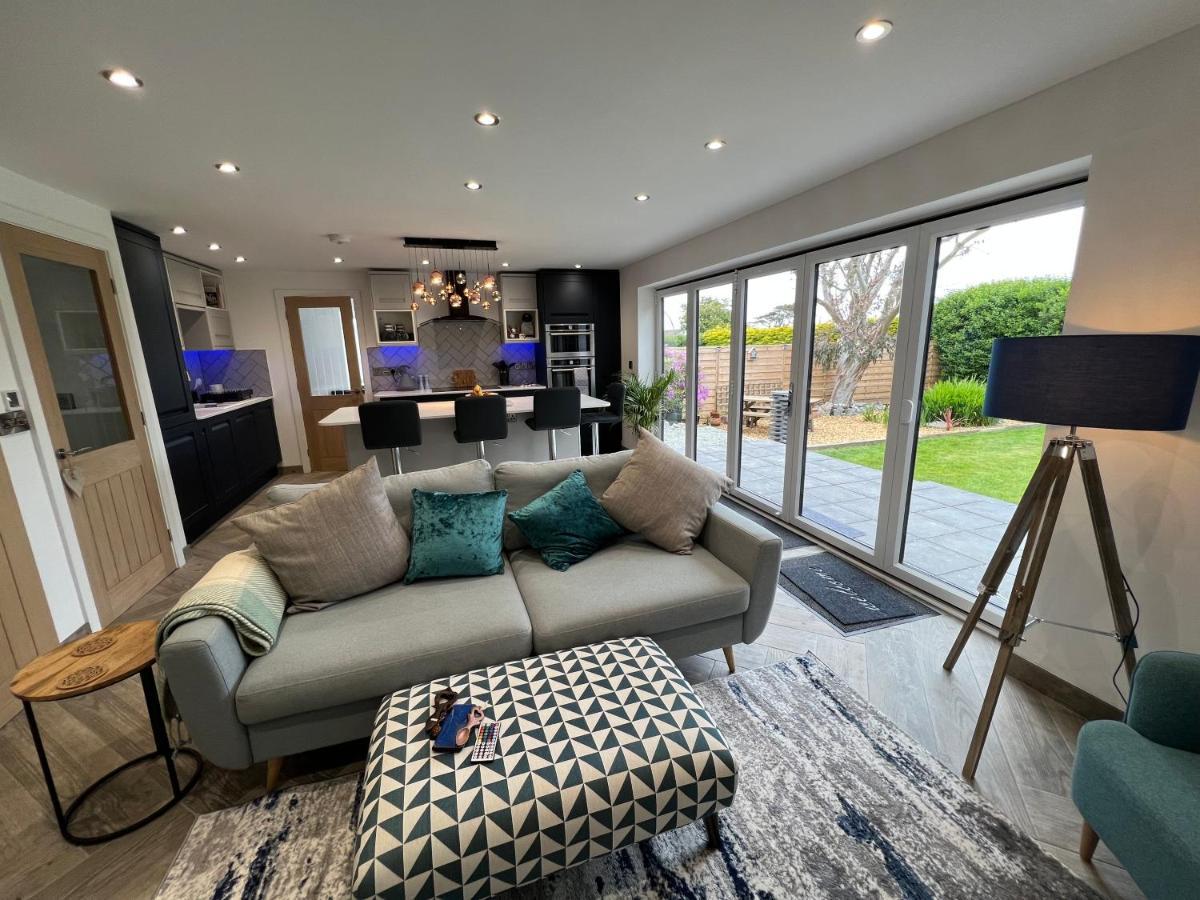 Stylish Modern Home With Parking Enclosed Garden Holyhead Kültér fotó