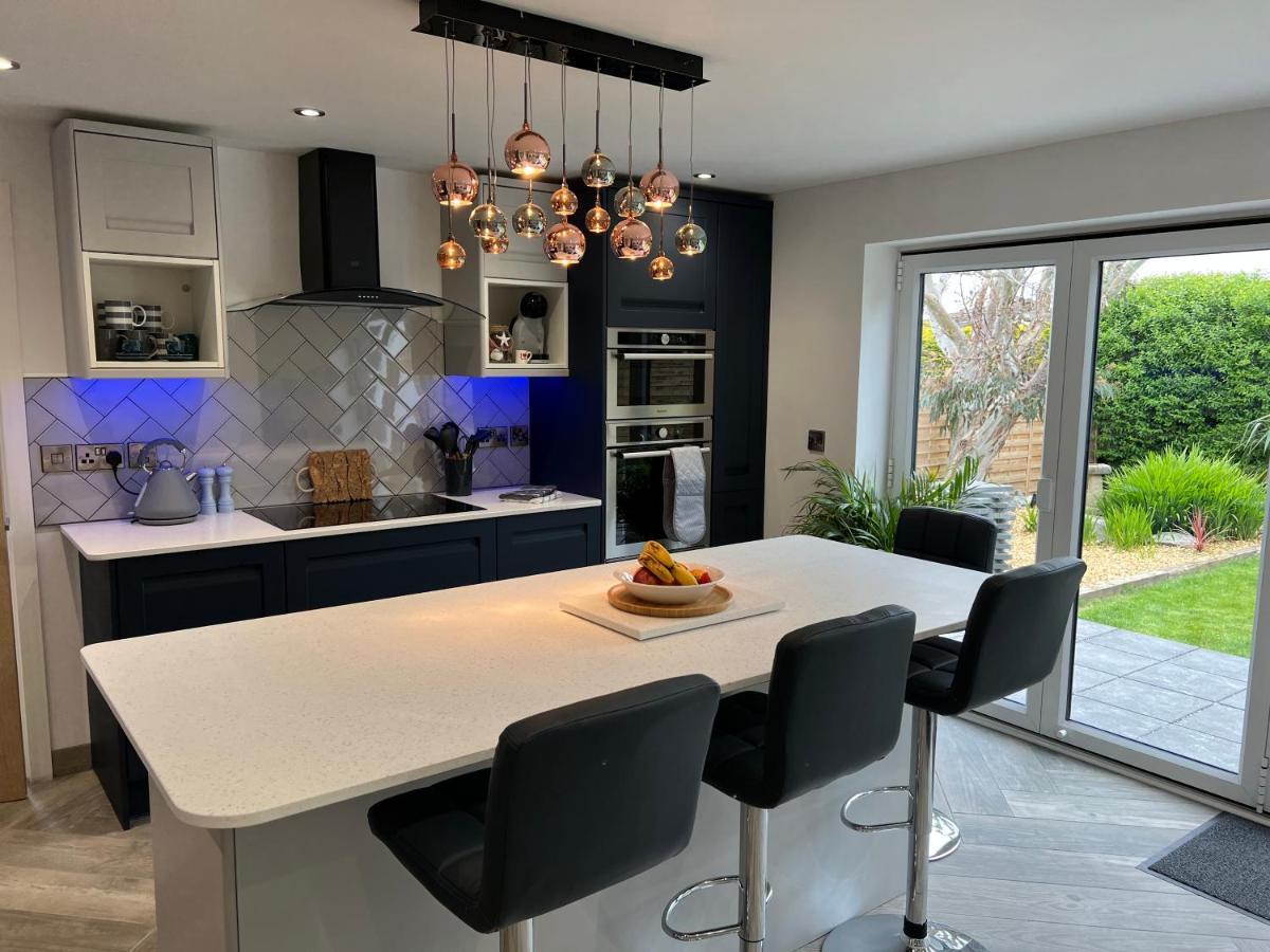 Stylish Modern Home With Parking Enclosed Garden Holyhead Kültér fotó