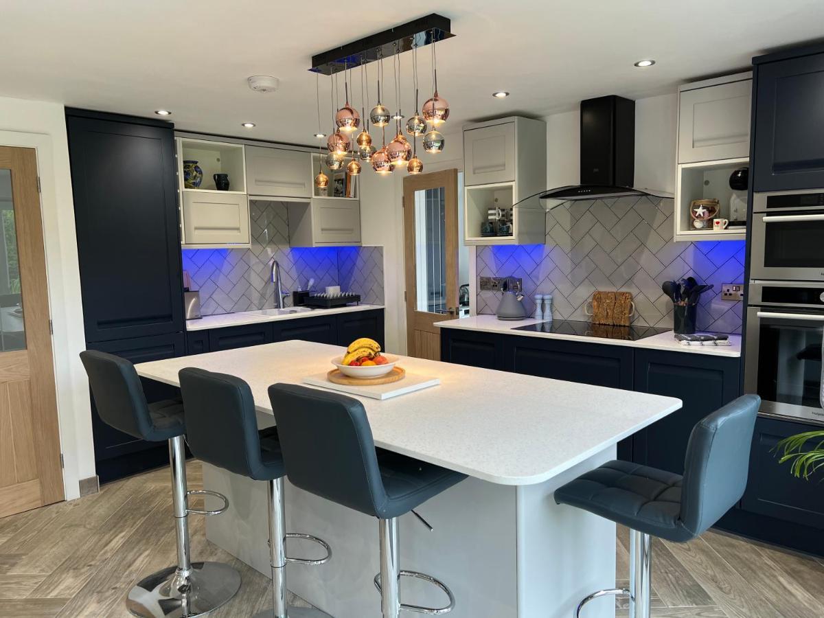Stylish Modern Home With Parking Enclosed Garden Holyhead Kültér fotó