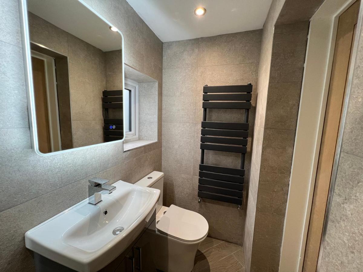 Stylish Modern Home With Parking Enclosed Garden Holyhead Kültér fotó