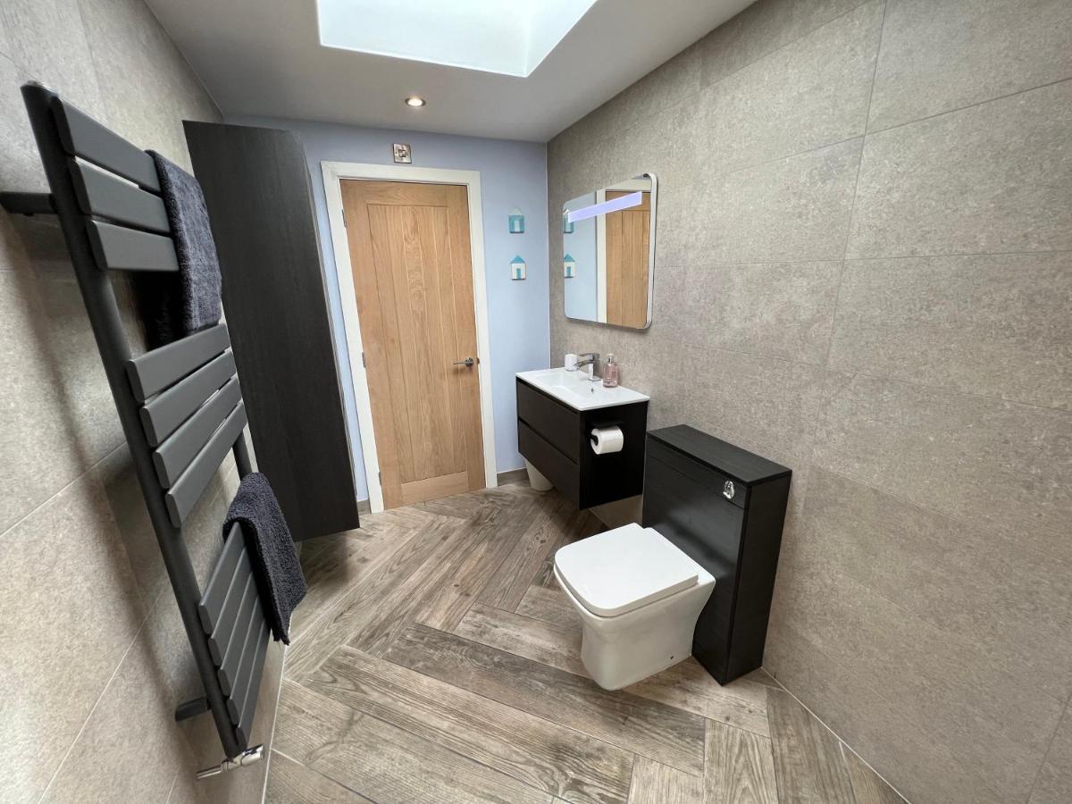 Stylish Modern Home With Parking Enclosed Garden Holyhead Kültér fotó