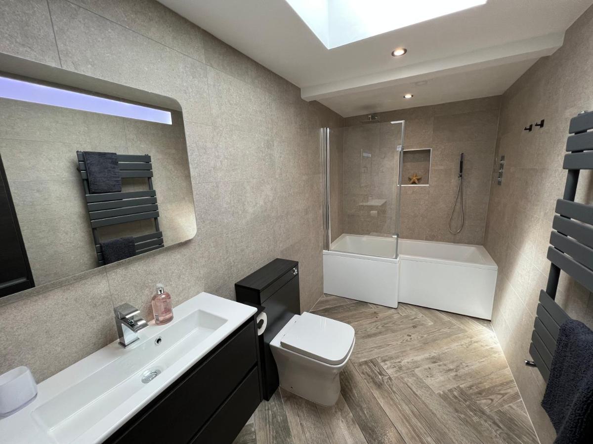 Stylish Modern Home With Parking Enclosed Garden Holyhead Kültér fotó