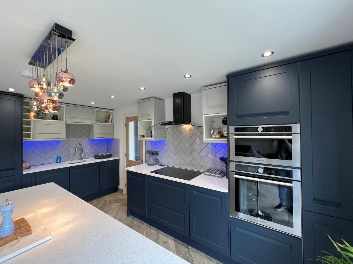 Stylish Modern Home With Parking Enclosed Garden Holyhead Kültér fotó
