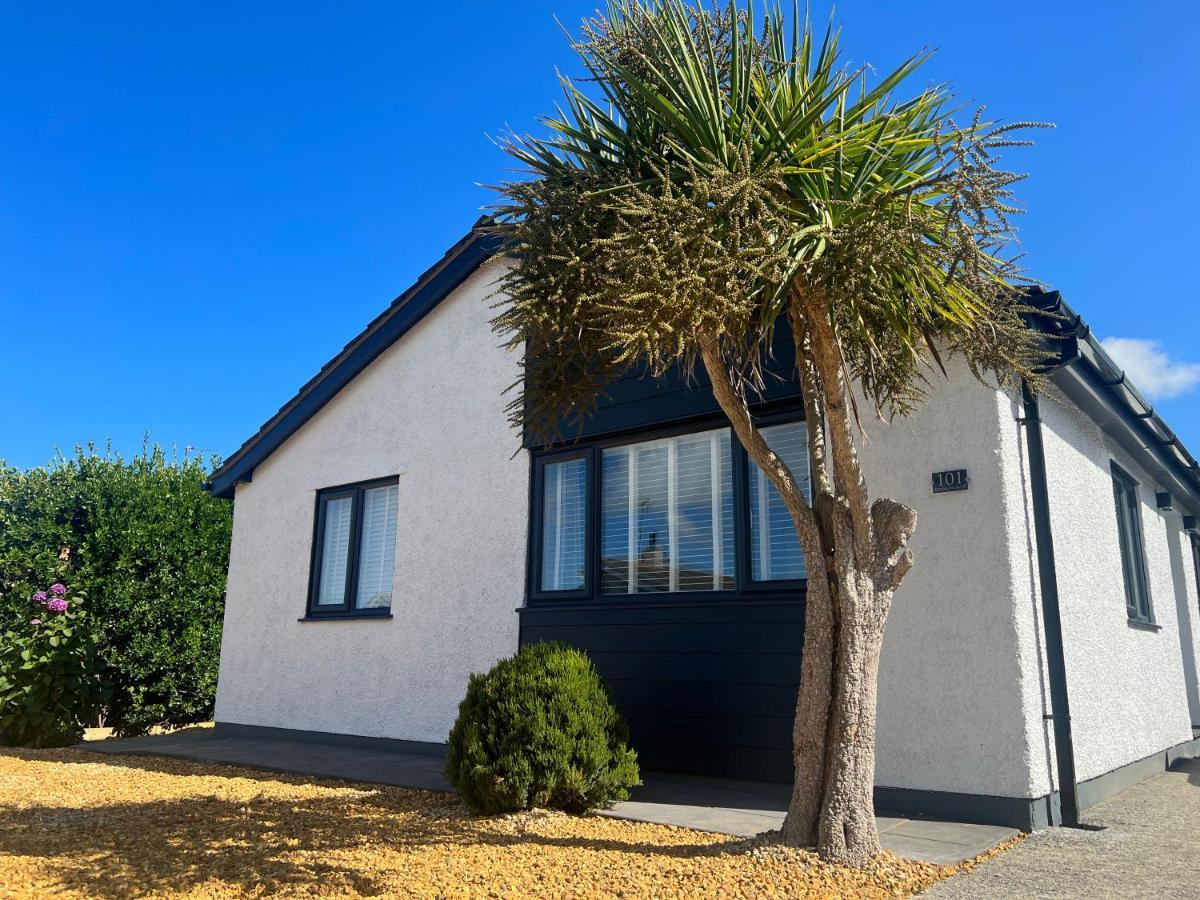 Stylish Modern Home With Parking Enclosed Garden Holyhead Kültér fotó
