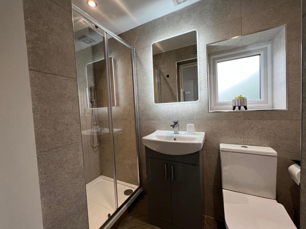 Stylish Modern Home With Parking Enclosed Garden Holyhead Kültér fotó