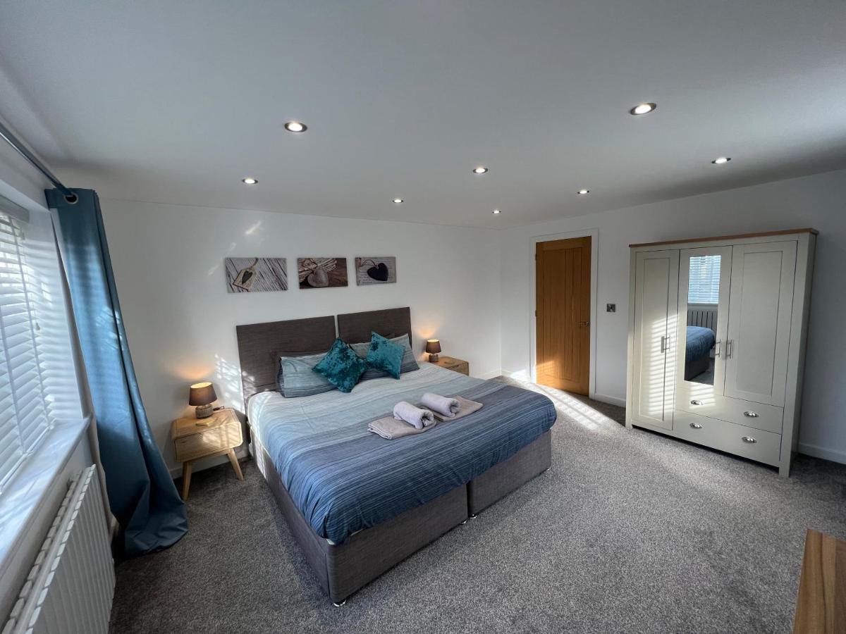 Stylish Modern Home With Parking Enclosed Garden Holyhead Kültér fotó