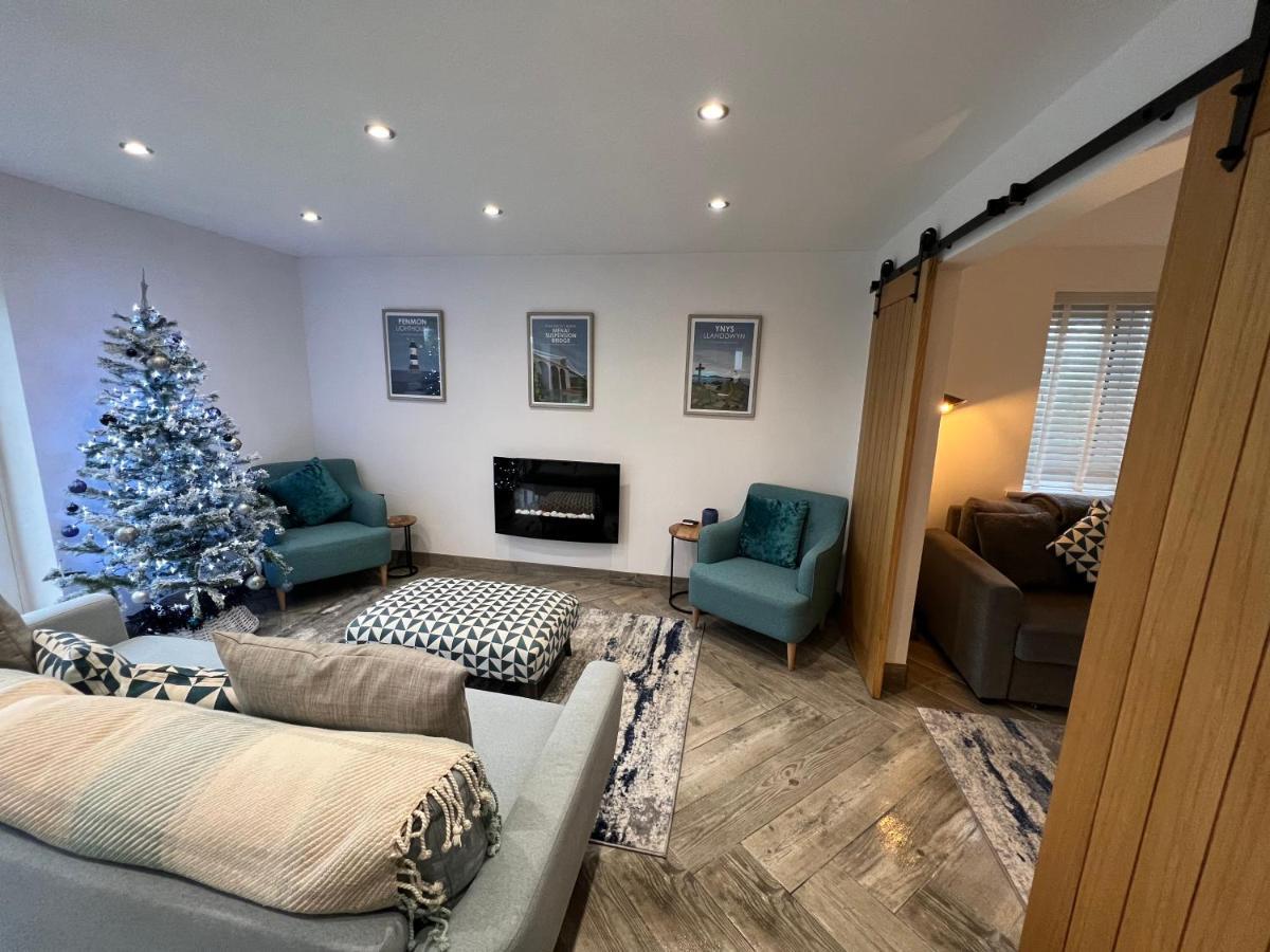 Stylish Modern Home With Parking Enclosed Garden Holyhead Kültér fotó