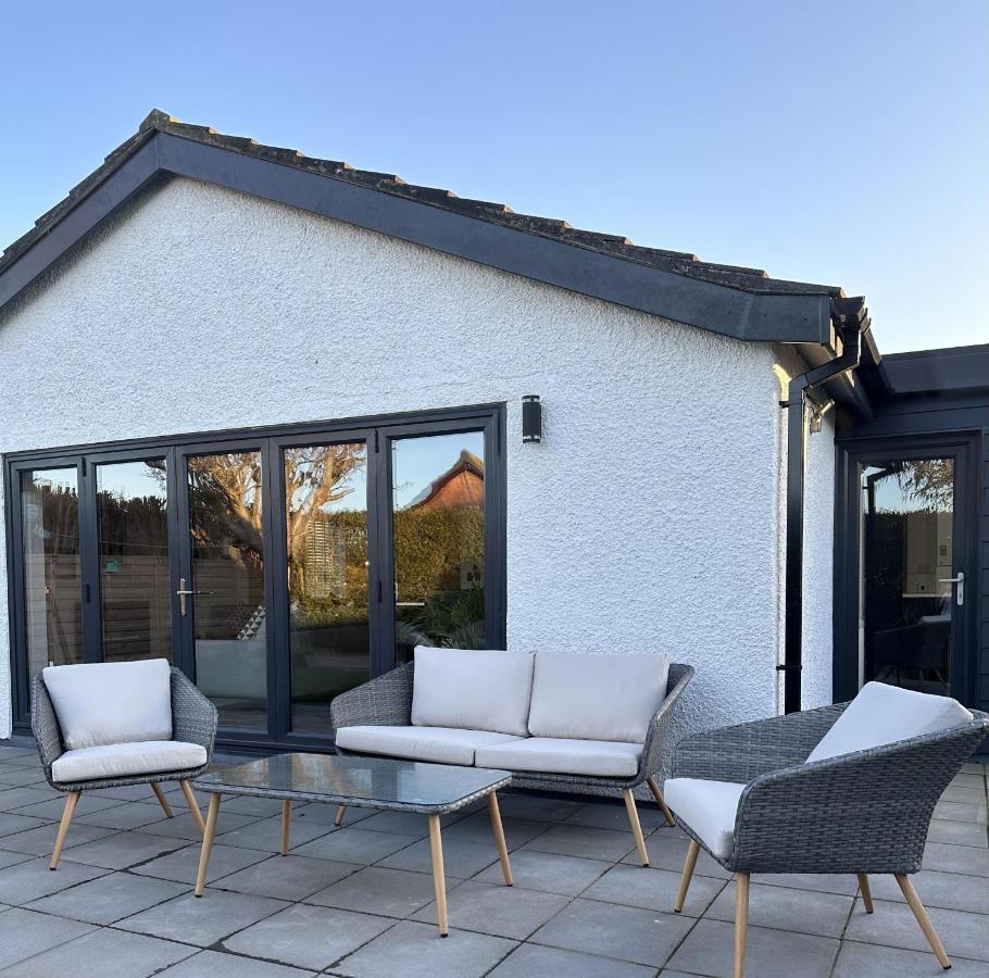 Stylish Modern Home With Parking Enclosed Garden Holyhead Kültér fotó