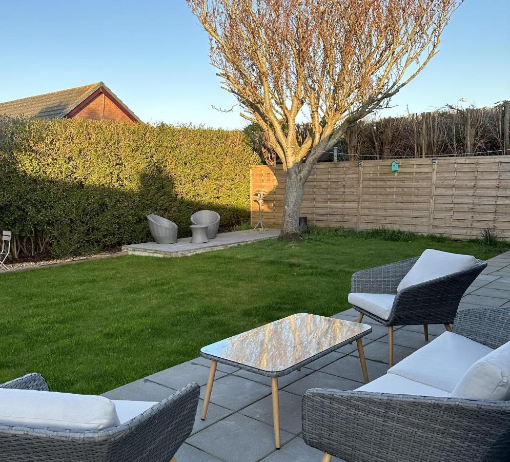 Stylish Modern Home With Parking Enclosed Garden Holyhead Kültér fotó