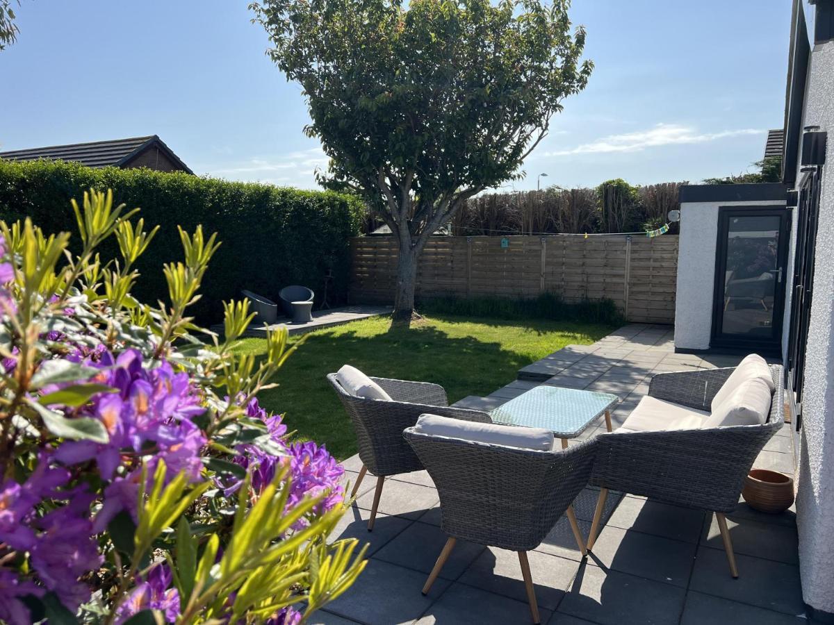 Stylish Modern Home With Parking Enclosed Garden Holyhead Kültér fotó