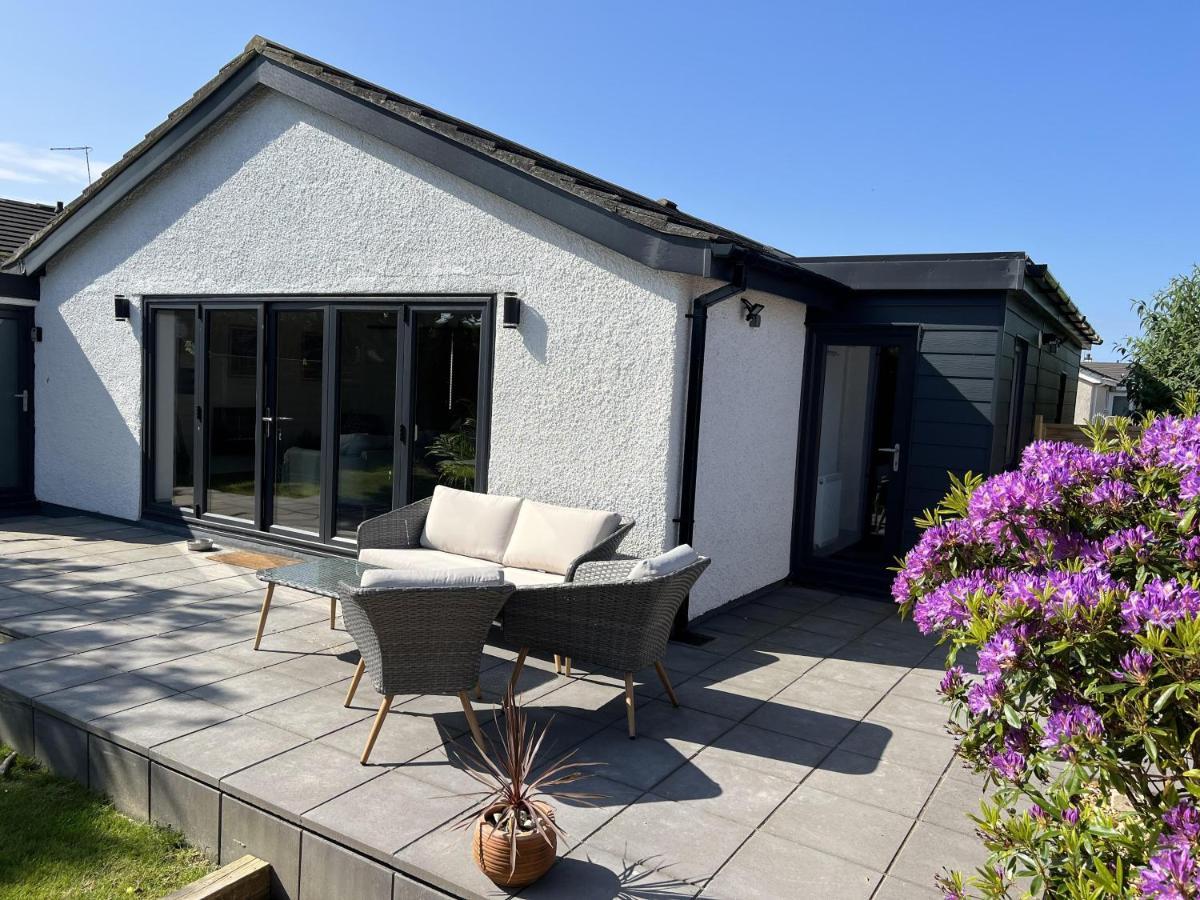 Stylish Modern Home With Parking Enclosed Garden Holyhead Kültér fotó