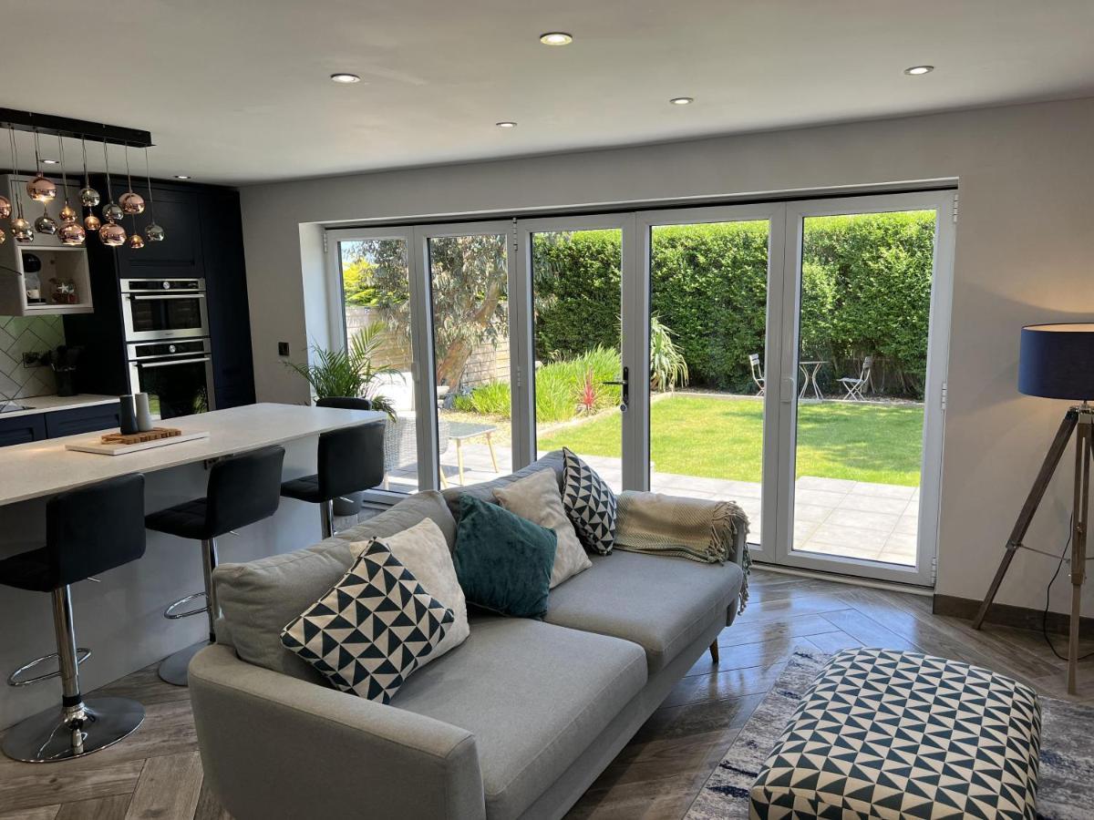 Stylish Modern Home With Parking Enclosed Garden Holyhead Kültér fotó