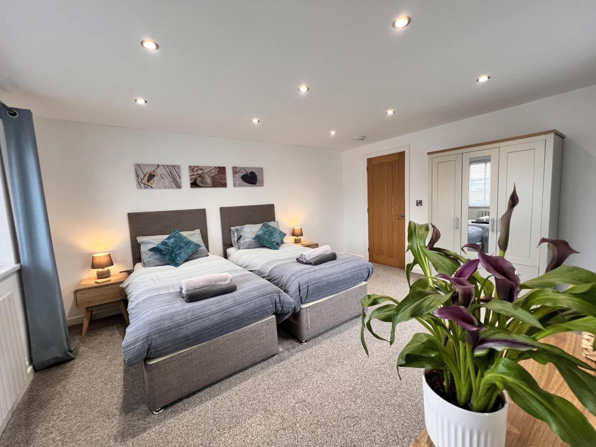 Stylish Modern Home With Parking Enclosed Garden Holyhead Kültér fotó