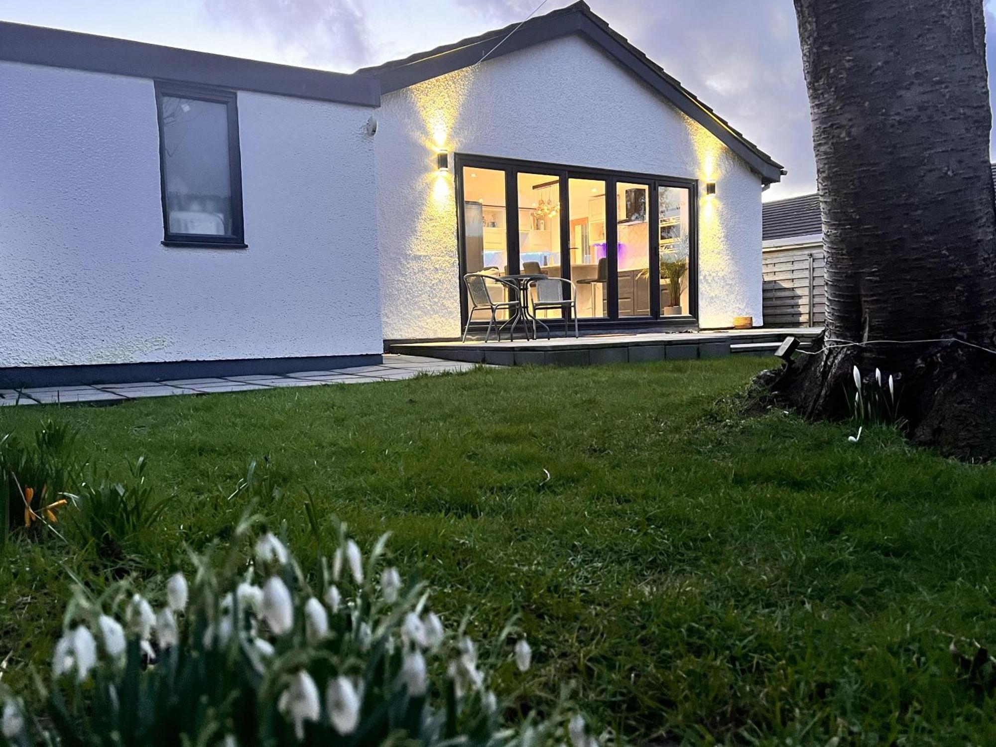 Stylish Modern Home With Parking Enclosed Garden Holyhead Kültér fotó